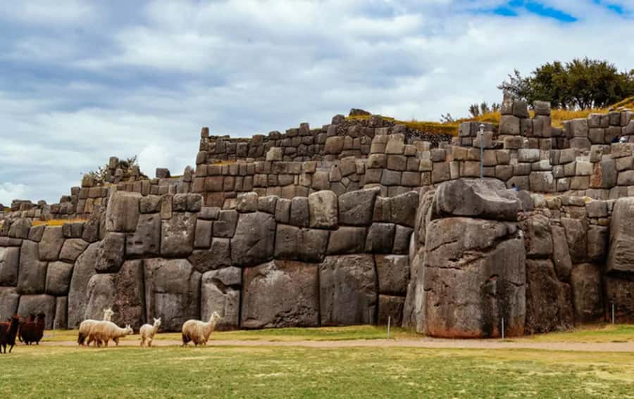 City Tour Cusco Qoricancha Sacsayhuaman y Tambomachay - Qenqo: altars, rock formations, and a ritual mind-set