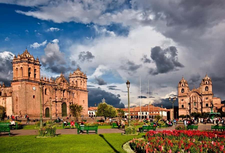 City Tour Cusco Qoricancha Sacsayhuaman y Tambomachay - Plaza de Armas meeting point and how the guide sets the tone