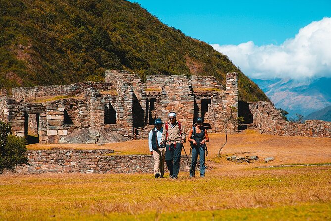 Classic Choquequirao Trek – 5 Days / 4 Nights - Coming back: Rosalina Beach’s cold river reset and a family welcome at Chiquisca