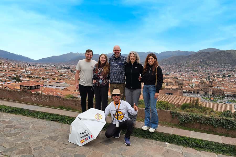 Cusco: Historic Walking Tour with Pisco Sour and Music Show - Qoricancha and the Inca-colonial layer cake you walk through