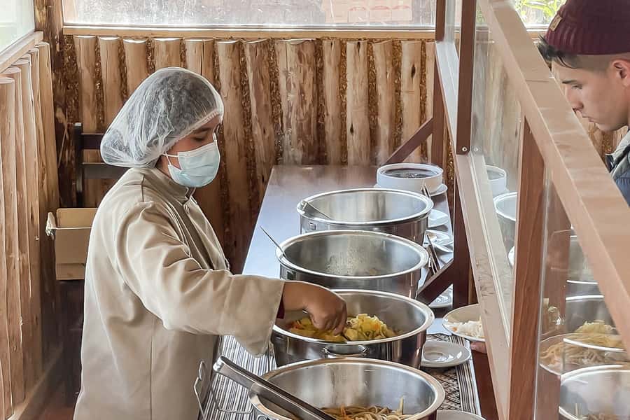 Cusco: Humantay Lake Tour with Breakfast and Buffet Lunch - Lunch back in Mollepata: buffet value after the hike