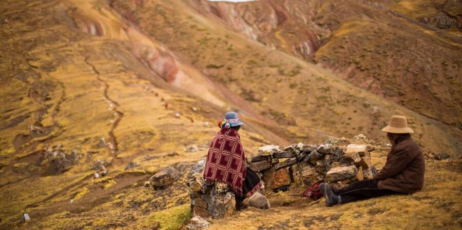 Cusco : Palcoyo - Rainbow Mountain Hidden Sister - The Route Stops: Checacupe Bridge and a Camelid Hatchery