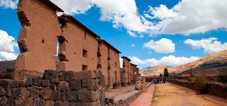 Cusco: Scenic Route of the Sun to Puno with Buffet Lunch - Raqchi Temple of Wiracocha: big walls, big meaning