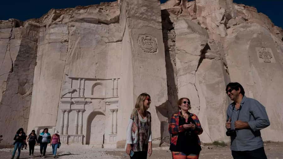 Excursion + Sillar and Culebrillas Route in Arequipa - Quebrada de Culebrillas: the water-carved canyon walk and Wari petroglyphs