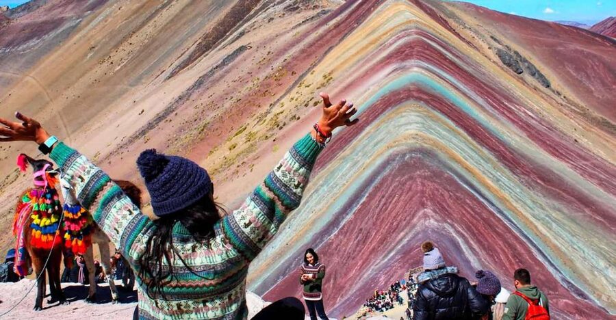 FULL DAY| MOUNTAIN OF COLORS ON HORSEBACK - Arriving at Vinicunca (5200 m): time for the best photos