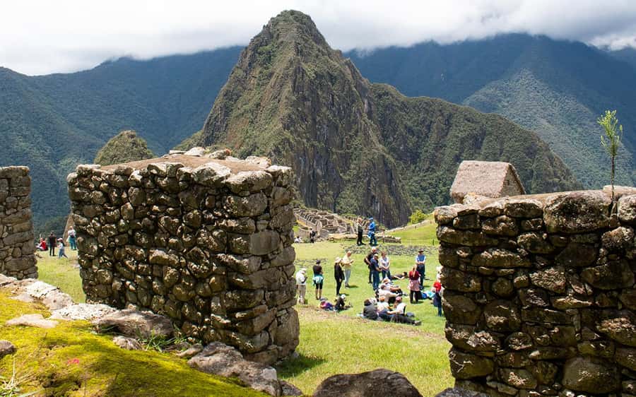 Machu Picchu: 1-day tour by Vistadome Observatory train - Getting back down: lunch in Aguas Calientes and the return train