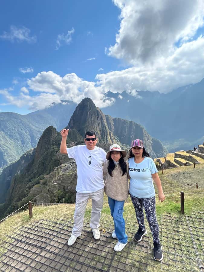 Machu Picchu: Private Tour Guide Service for up to 15 people - Private Guide Timing Starts in Aguas Calientes