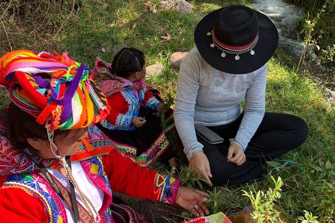 Sacred Valley Textile Workshop – Dyeing & Weaving in Cusco - Lunch, coffee or tea, and community conversation