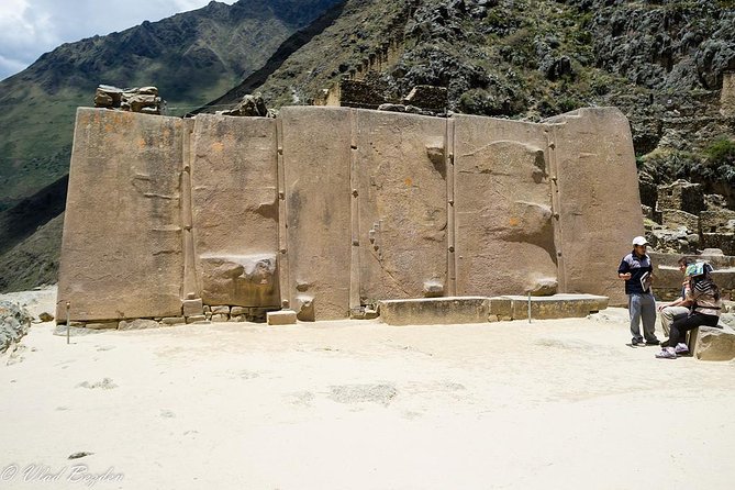 Sacred Valley with Peru Vip : Pisac, Ollantaytambo and Chinchero - Stop 1: Awana Kancha camelid reserve for llamas, alpacas, and vicuñas